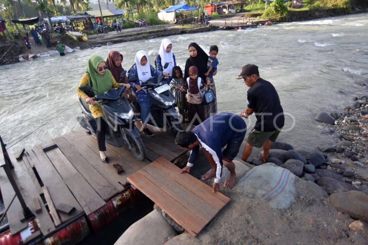 Foto: Warga masih menggunakan rakit di Padang Pariaman