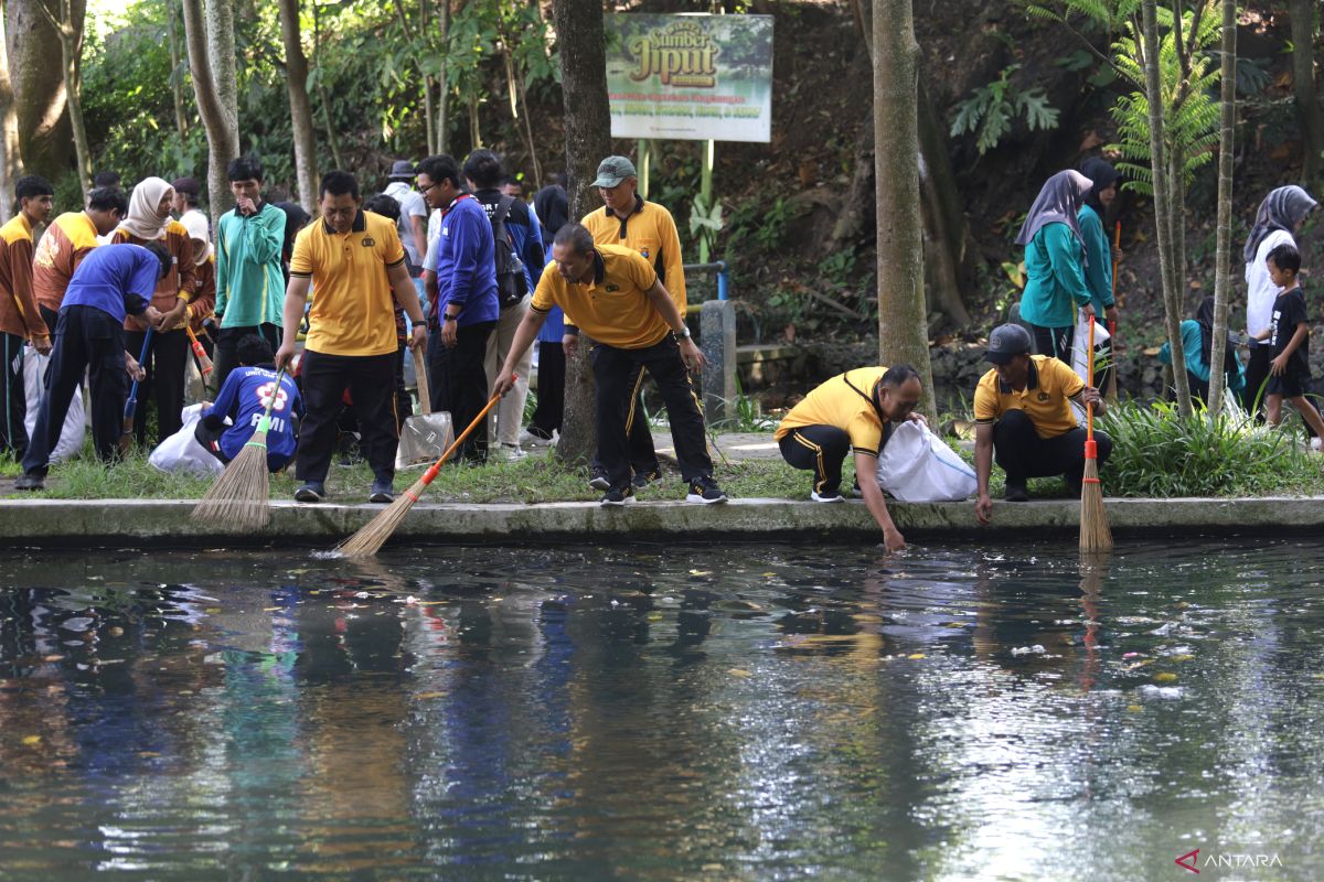 Gotong royong bersihkan Sumber Jiput Kota Kediri