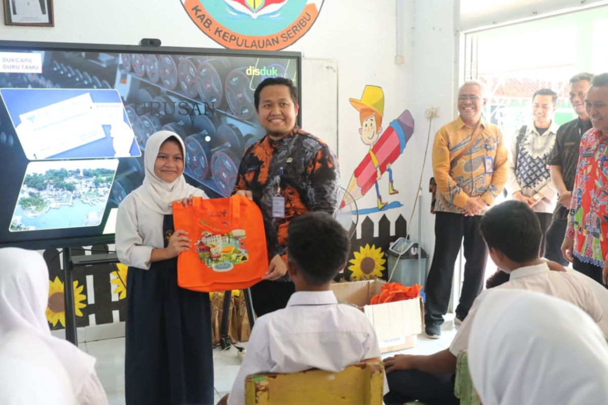 Dukcapil jemput bola beri layanan administrasi kependudukan di pulau terluar