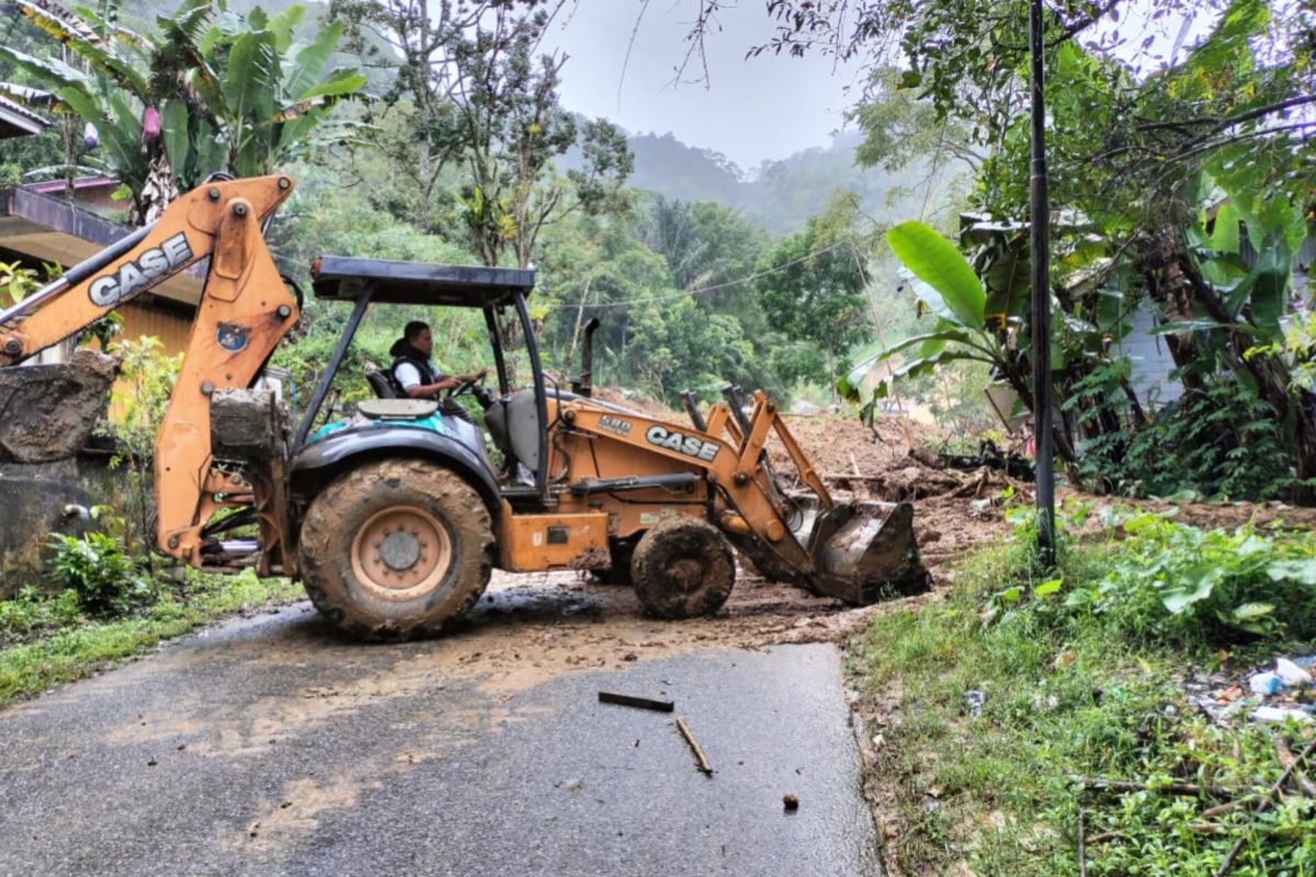 BPBD Agam: dua alat berat bersihkan longsor timbun jalan provinsi (Video)