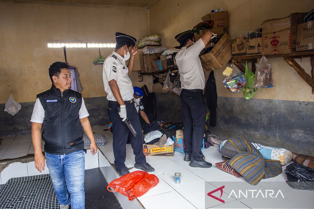 Perangi pungli, narkoba dan barang ilegal lainnya, petugas gabungan sisir kamar warga binaan di Lapas Indramayu secara total