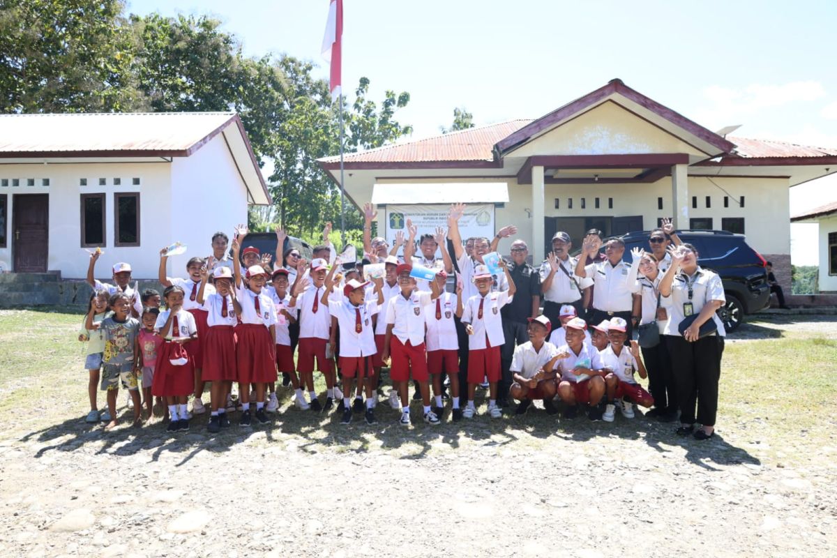 Imigrasi NTT membagikan buku untuk anak-anak di perbatasan RI-Timor Leste