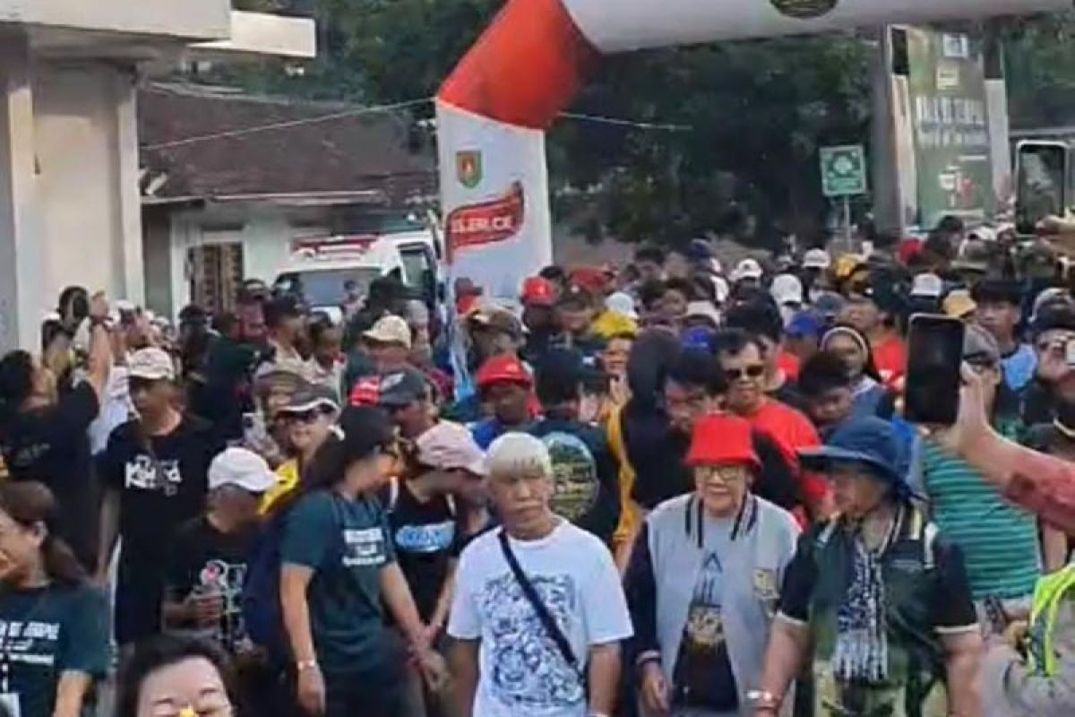 Ribuan warga ikuti jalan kaki "Mlampah Sumarah"