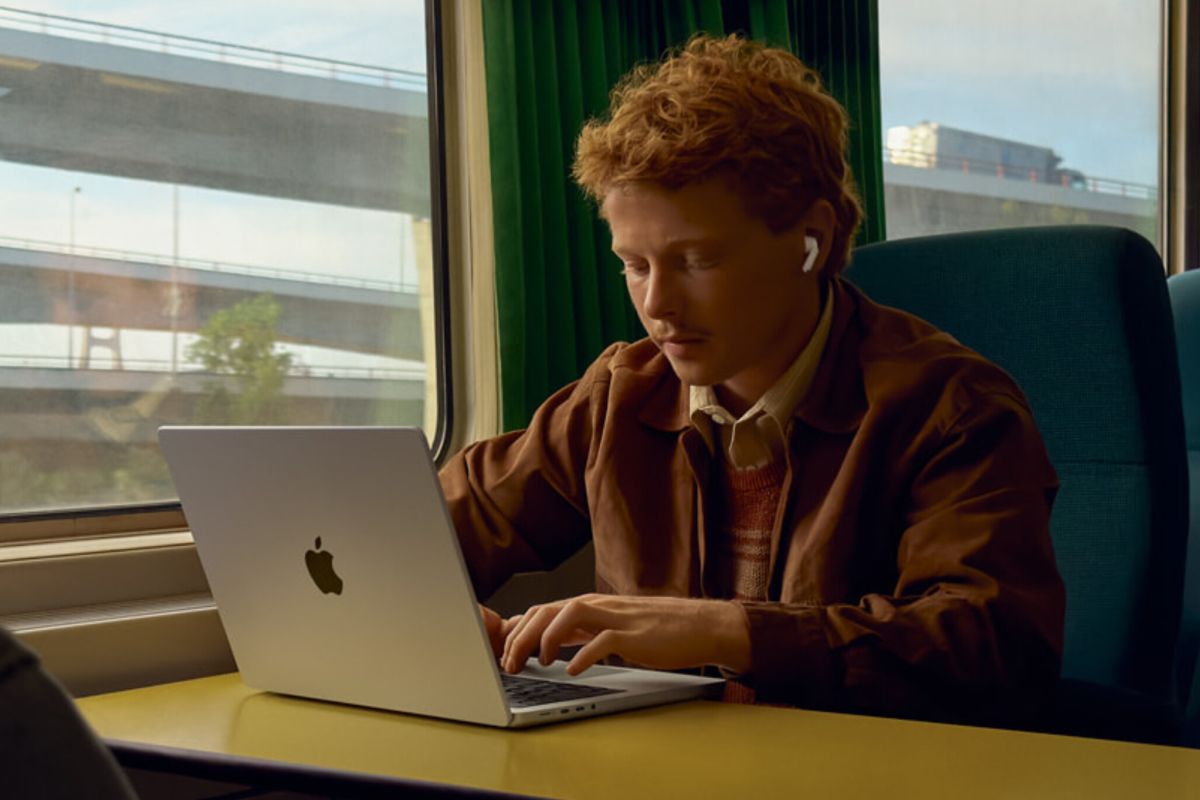Apple masuki tahap uji akhir untuk AirPods dibekali kamera