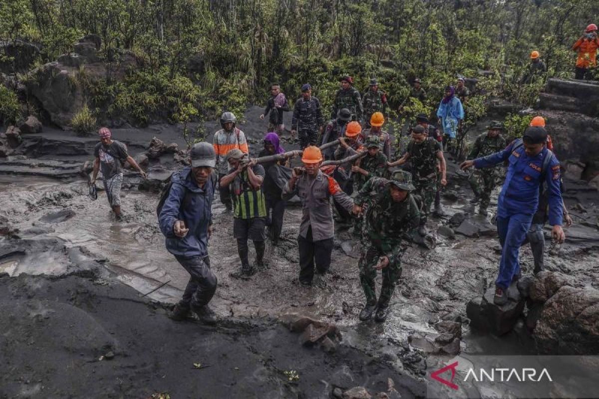 Gunung Dukono bukan tempat menantang maut