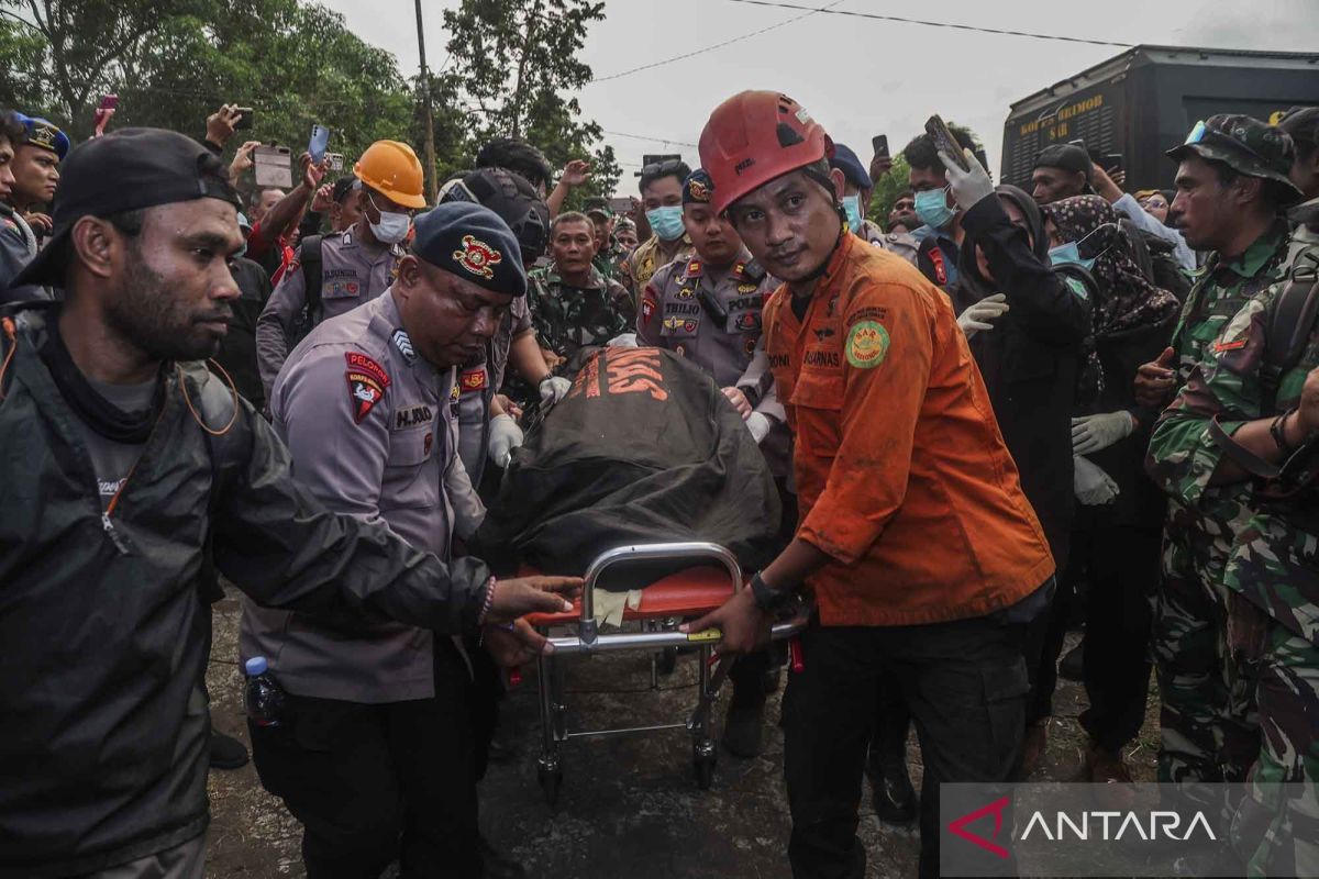Tim SAR evakuasi jenazah pendaki korban erupsi Gunung Dukono, dua WNA masih dalam pencarian