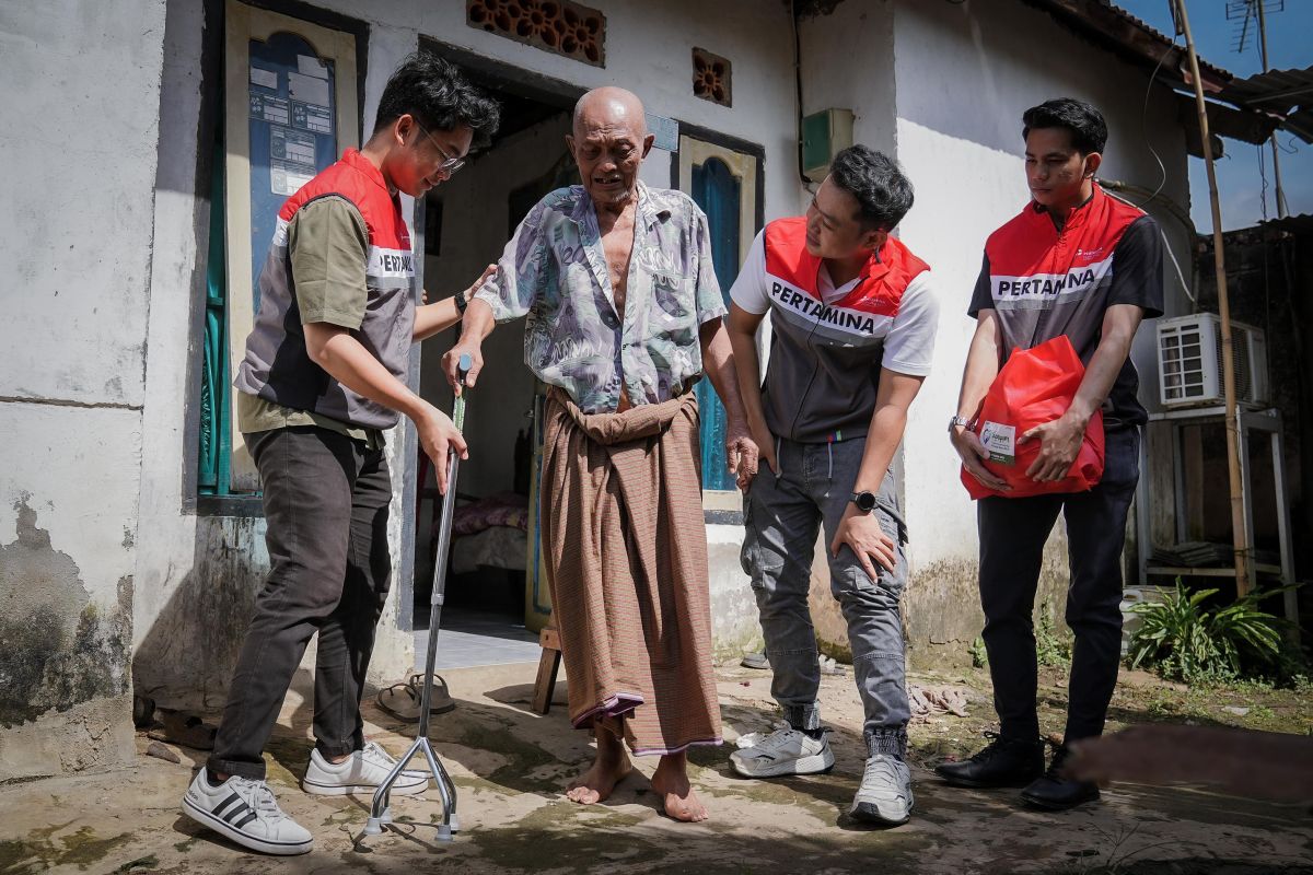 Kilang Plaju melalui program SENYUM salurkan alat bantu jalan dan sembako bagi warga Banyuasin