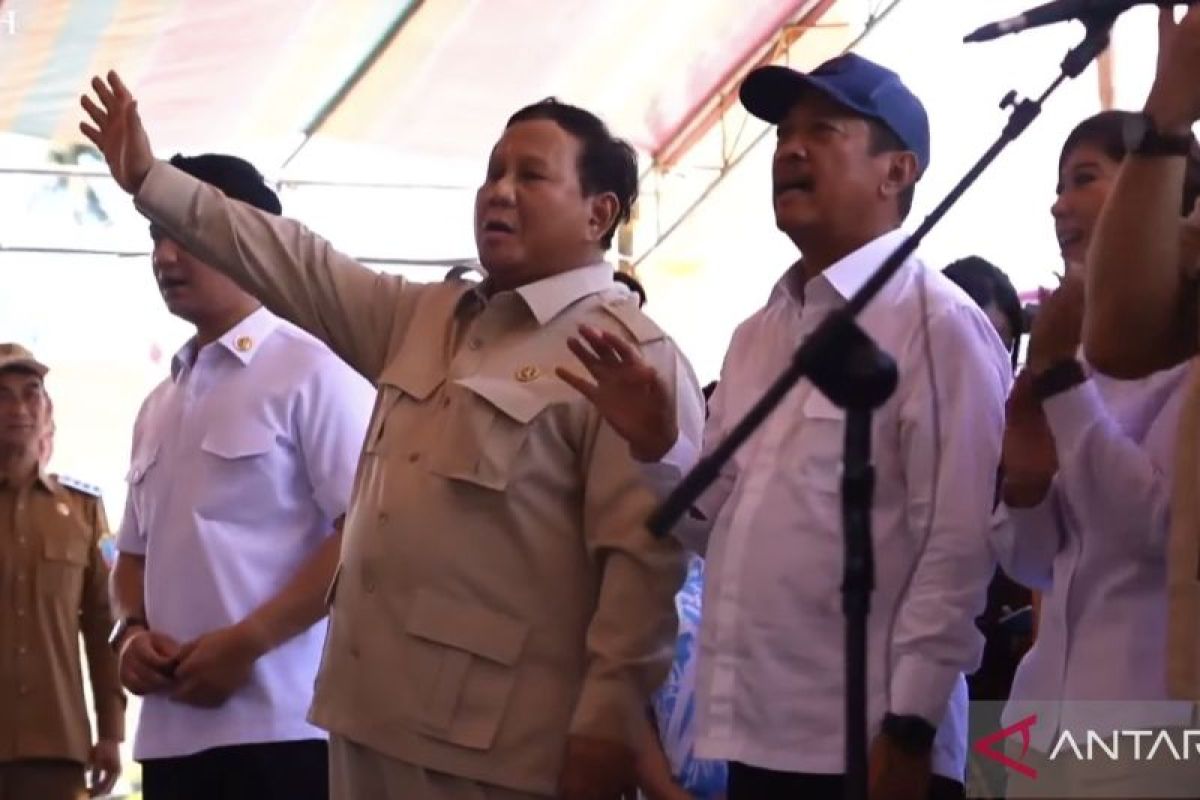 Presiden bernyanyi bersama masyarakat di Pulau Miangas