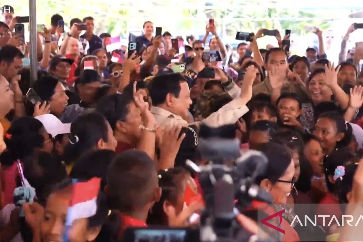 Presiden berjoget "Tabola Bale" bersama masyarakat di Miangas