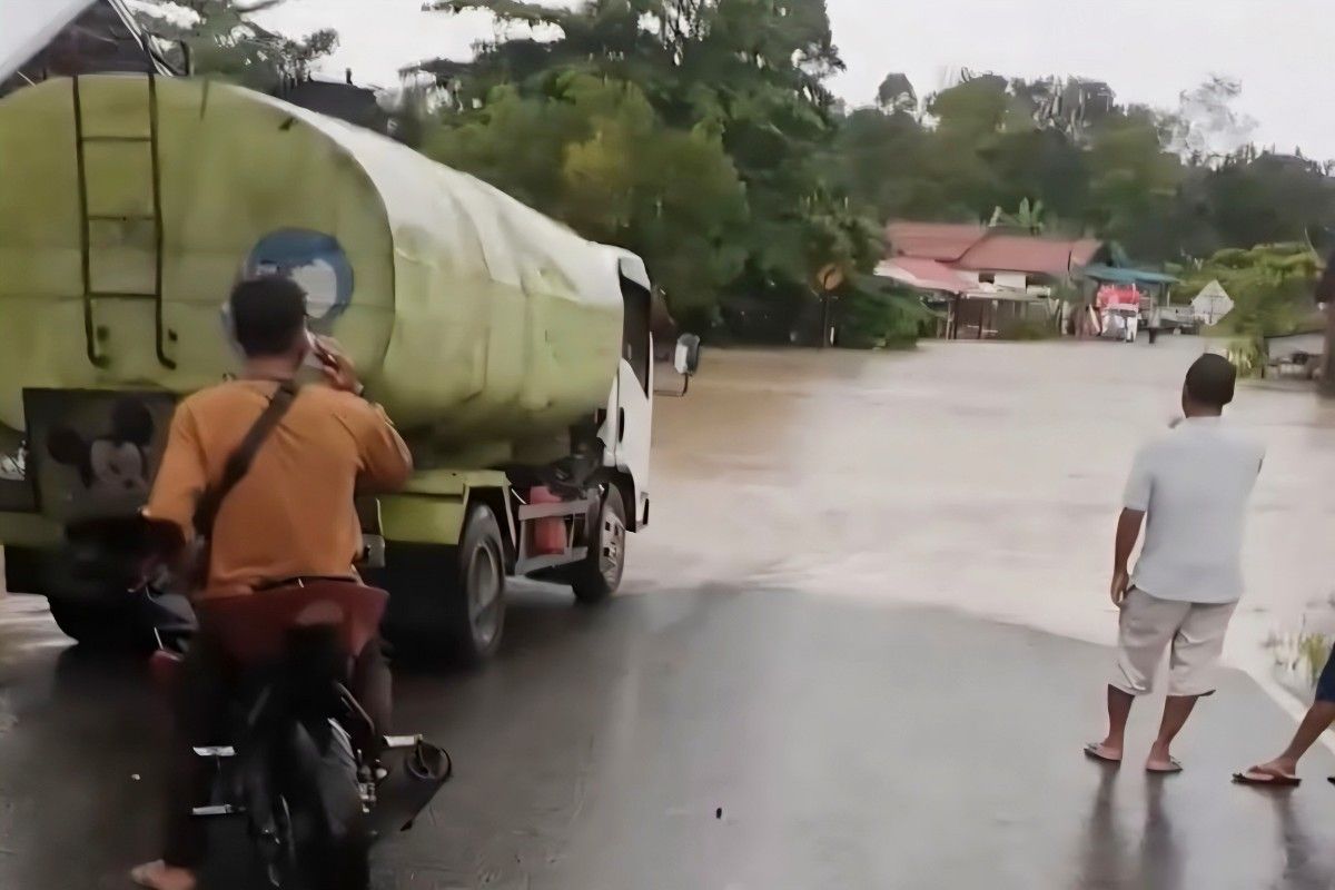 Banjir di Kampuri sempat hambat arus lalu lintas Gumas-Palangka
