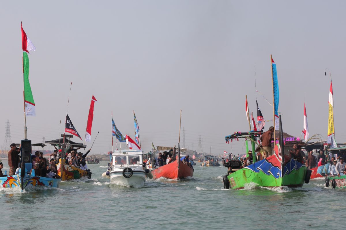 Ratusan kapal nelayan meriahkan Sedekah Laut Tambaklorok Semarang