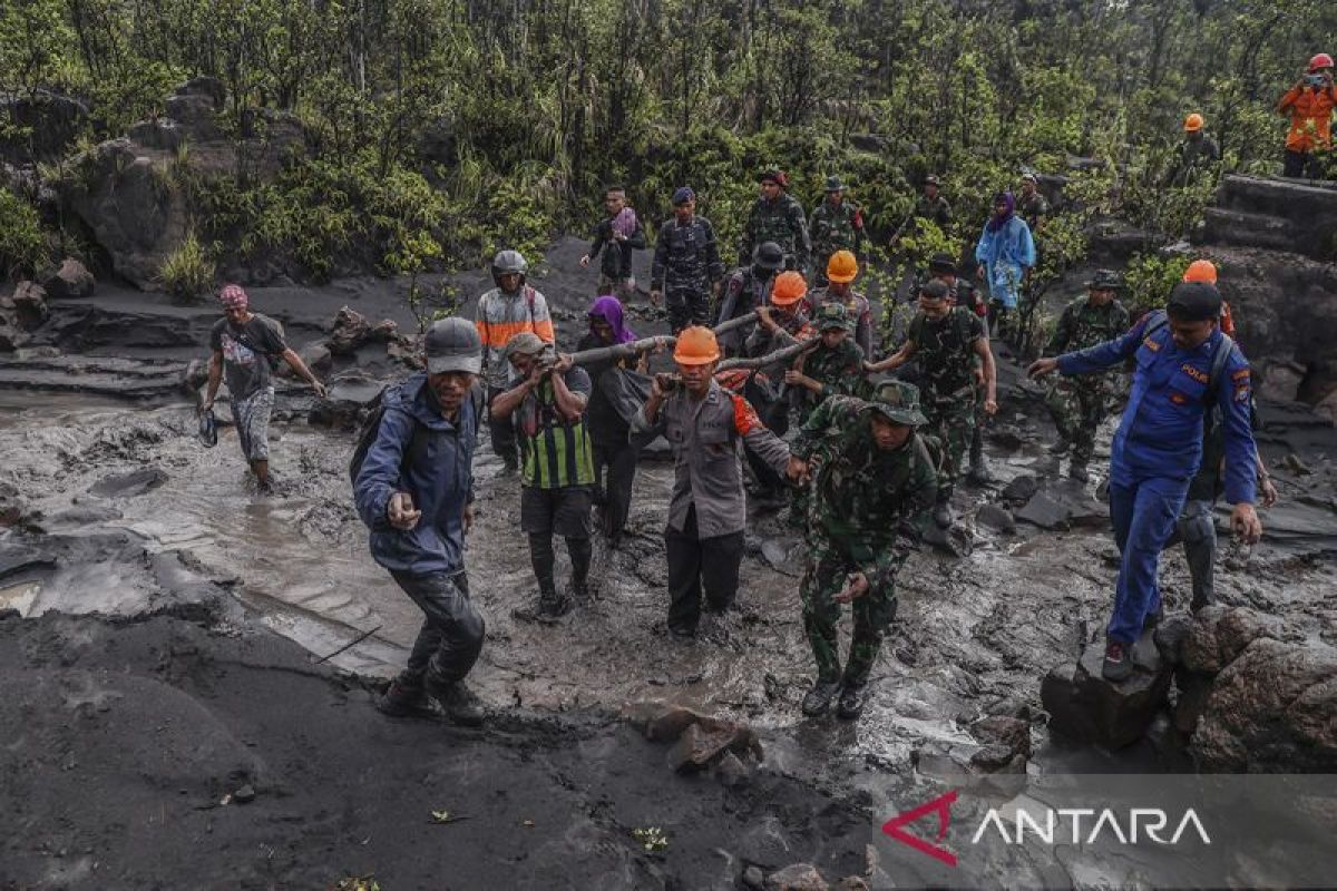 Erupsi Gunung Dukono: Tim SAR evakuasi jenazah pendaki, dua WNA masih hilang di balik abu vulkanik