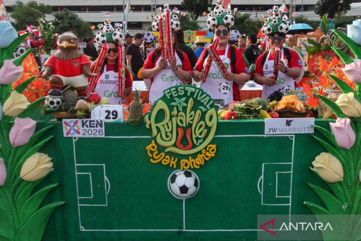 Unik, begini penampakan festival rujak uleg bernuansa Piala Dunia di Surabaya