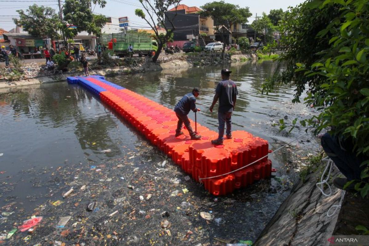 Pemasangan penghalang sampah di Sungai Kali Tebu Surabaya