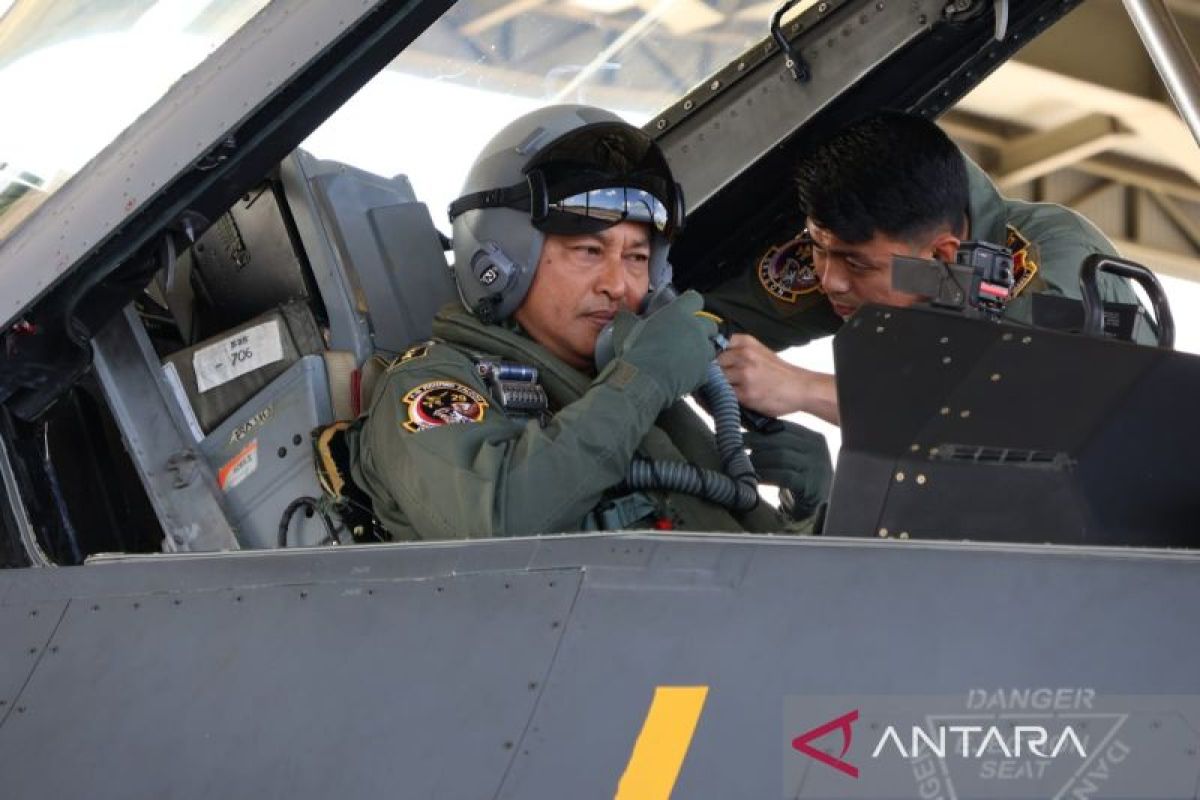 KSAU patroli udara di Manado pastikan keamanan wilayah utara saat KTT ASEAN