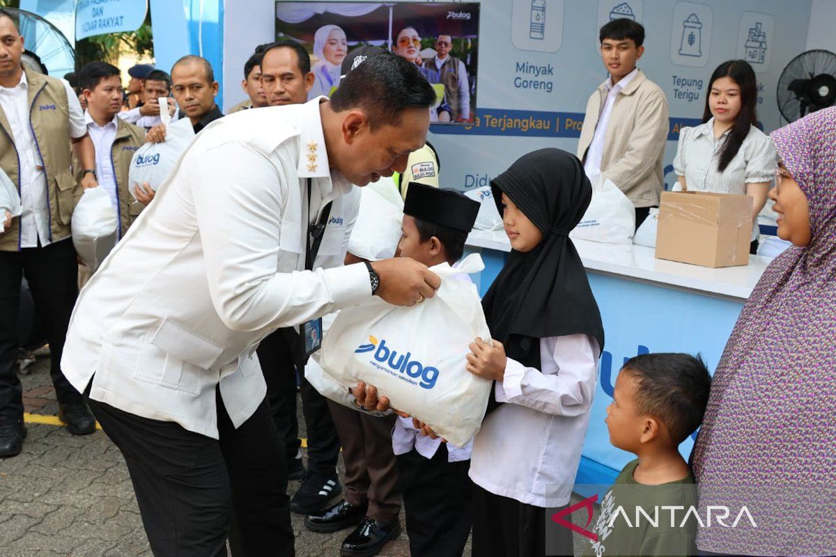 Bulog bagikan 1.000 paket sembako gratis dan GPM peringati HUT ke-59