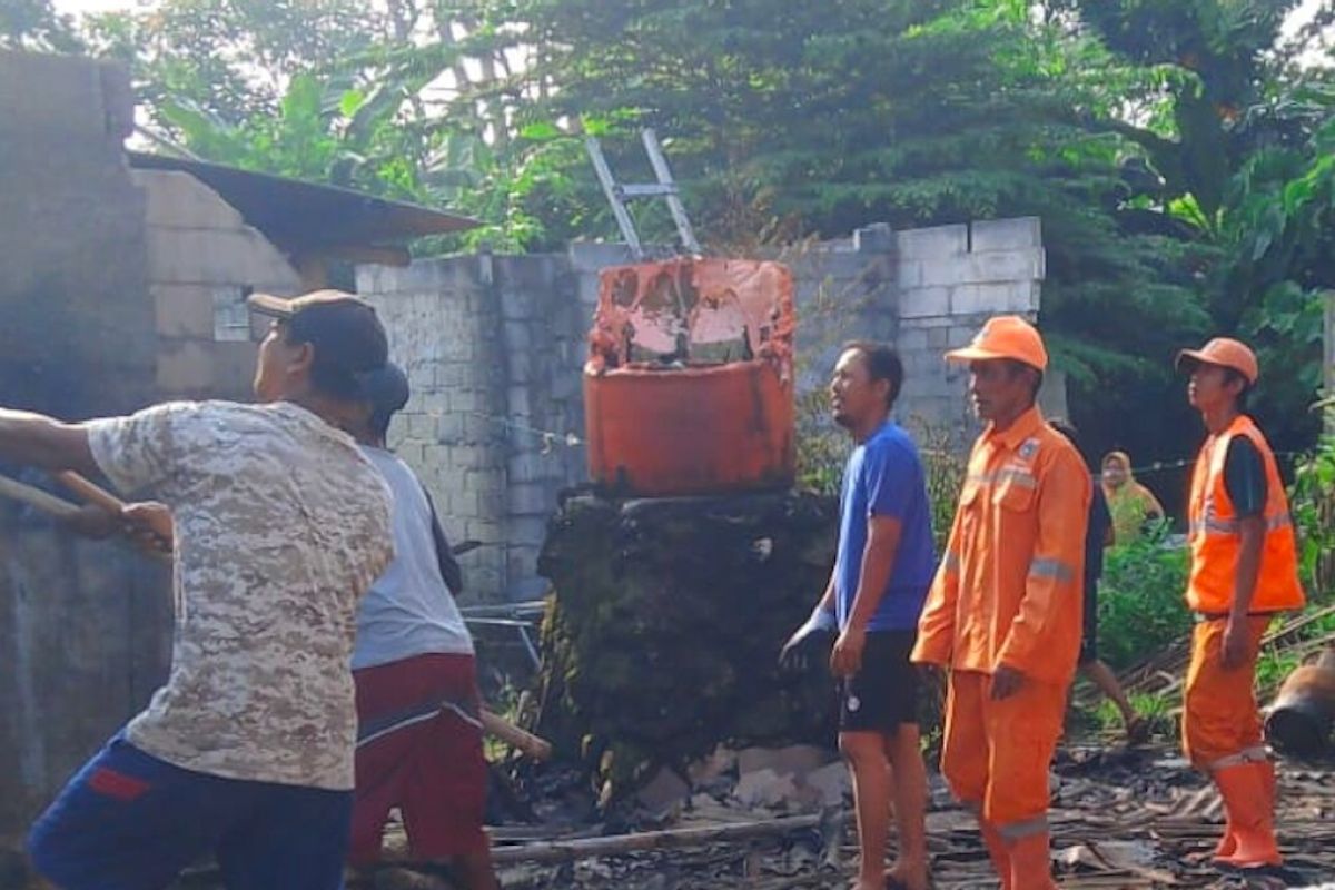 Petugas bersihkan material sisa kebakaran rumah warga di Pulau Pari