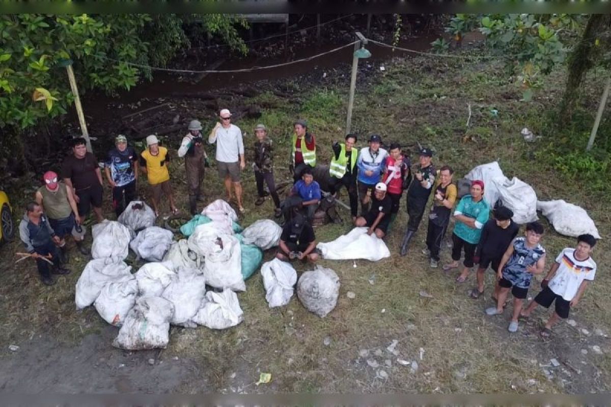 Aktivis lingkungan gelar gotong royong kampanyekan kebersihan di Sampit