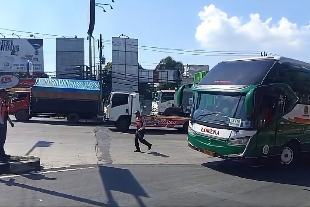 Pemkot Semarang sosialisasi ke pengemudi bus AKAP soal portal pembatas ketinggian kendaraan