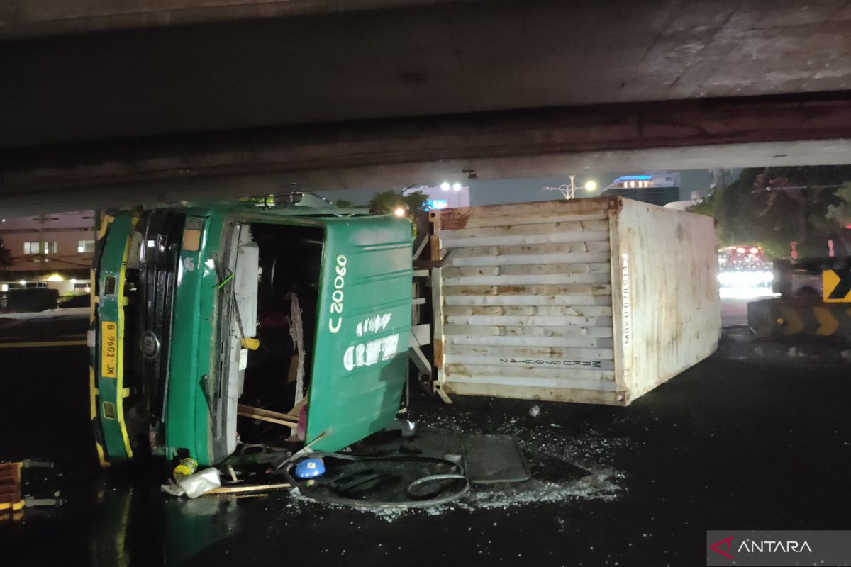 Truk kontainer terguling di kolong flyover Tomang Jakbar