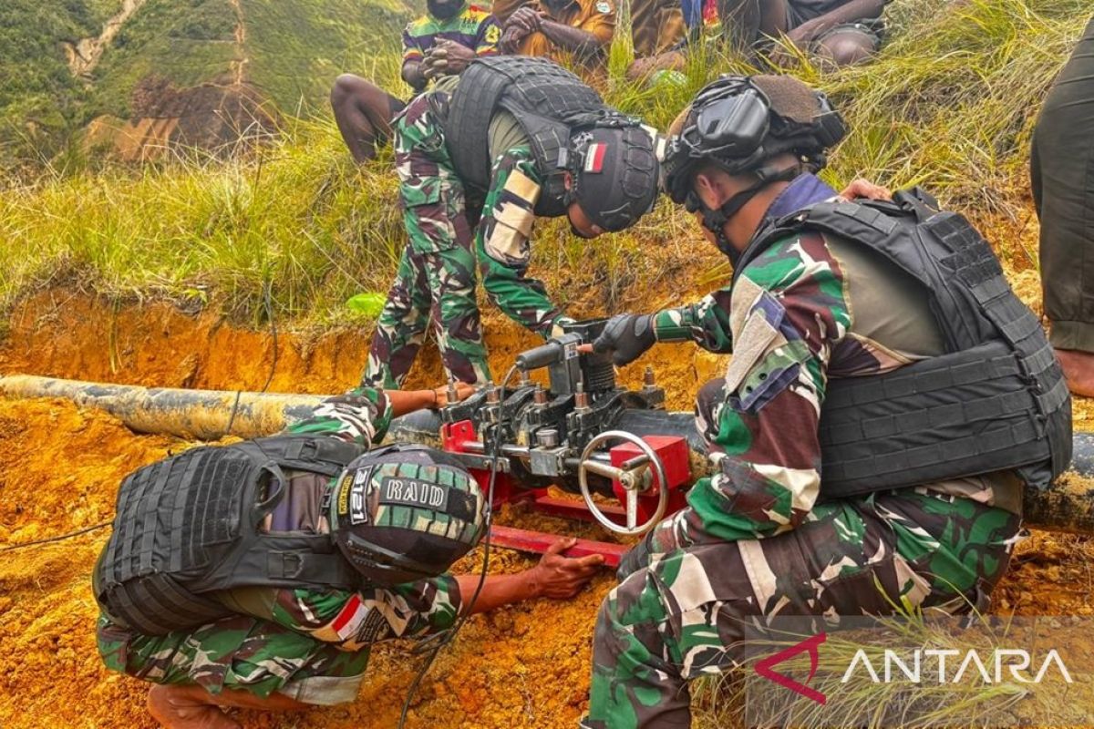 Yonif 511 bantu warga Nombome Lanny Jaya perbaiki pipa air bersih