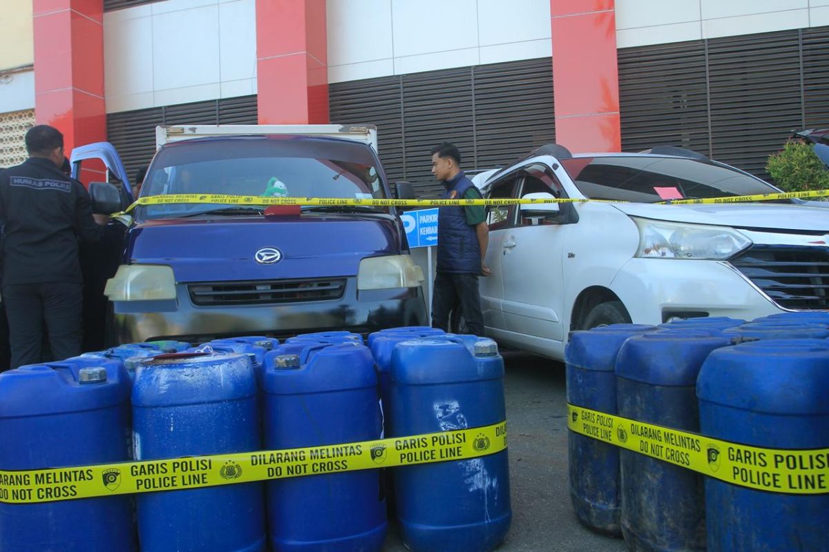 Brimob ungkap dugaan penimbunan 770 liter BBM bersubsidi di Kupang