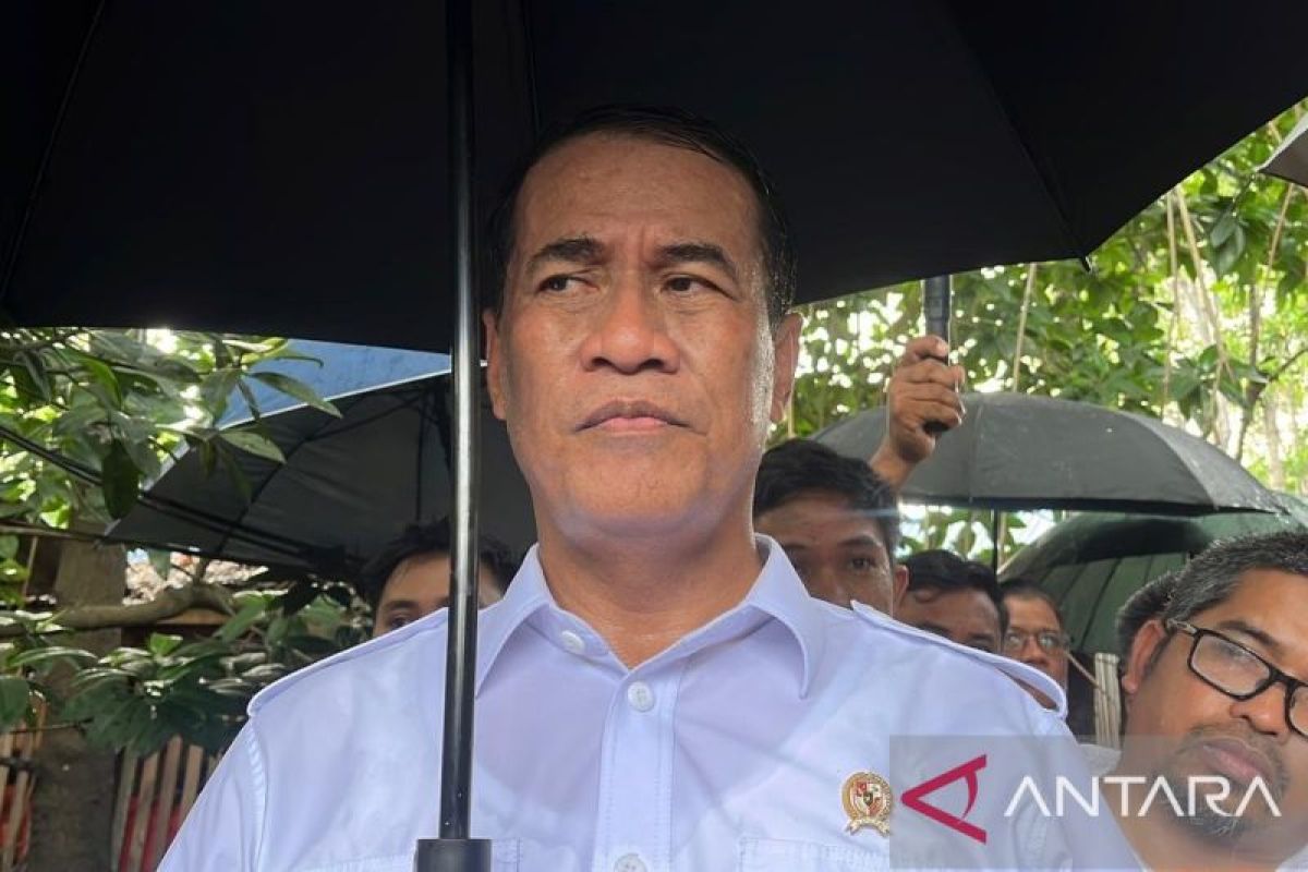 Mentan salurkan bantuan pusat Rp10 miliar untuk korban banjir Sultra