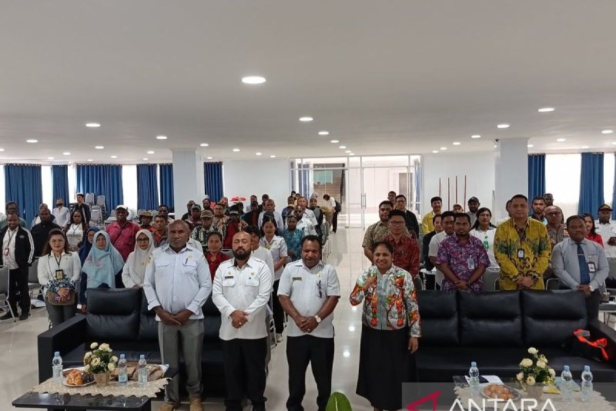 Pemkab Jayawijaya sosialisasi retribusi sampah rumah tangga ke warga setempat