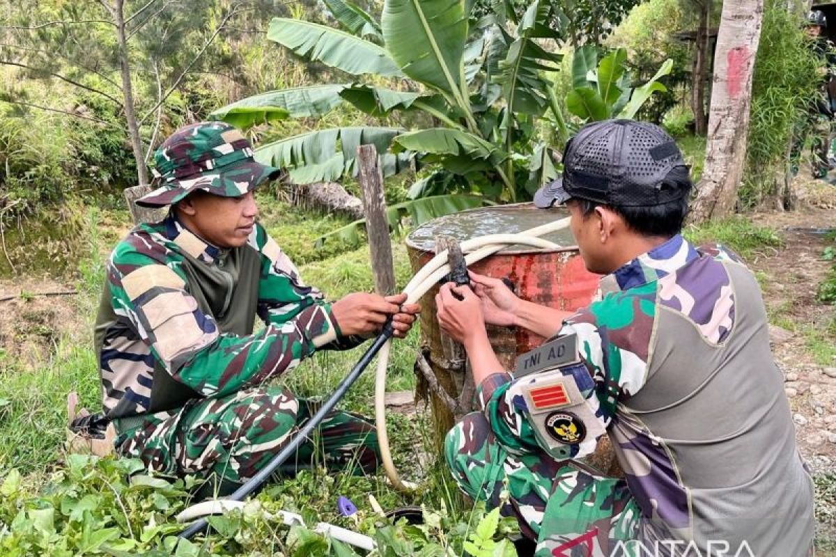 Satgas Yonif 511 pasang pipa salurkan air bersih ke warga Konikme