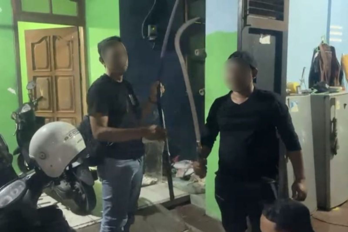 Polres Kudus mengamankan lima pemuda bersenjata tajam geruduk perumahan
