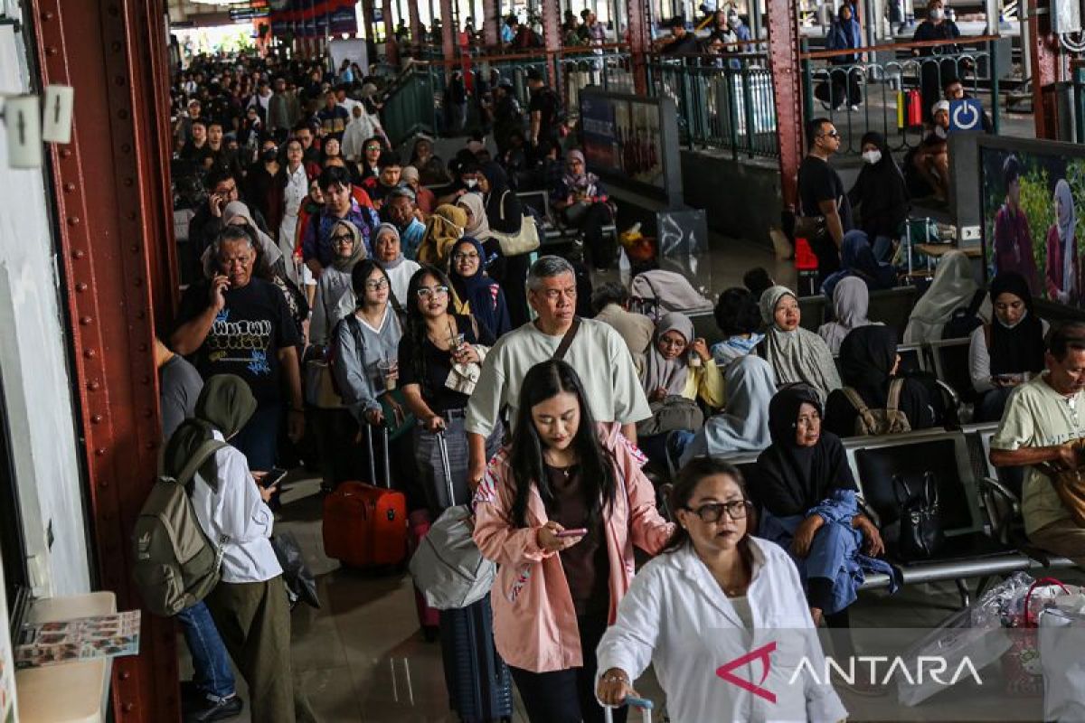 Lonjakan penumpang kereta api di Semarang