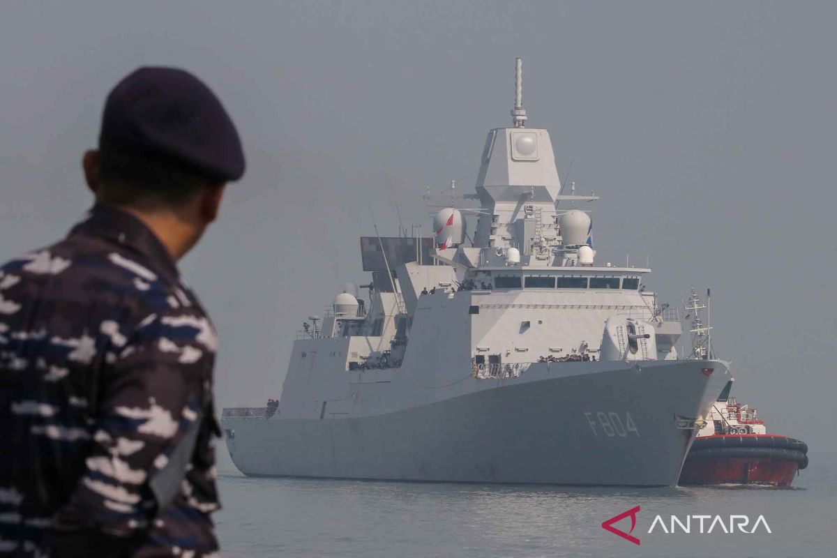Kapal perang kerajaan Belanda HNLMS De Ruyter singgah di Surabaya