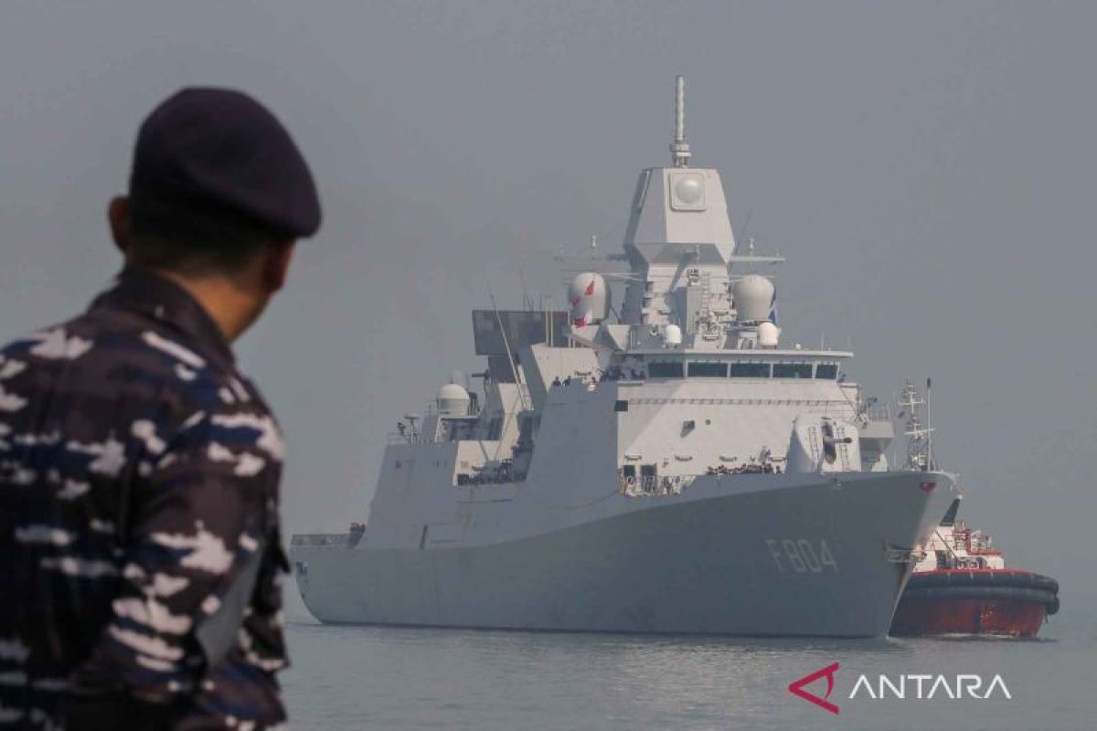 Kapal perang HNLMS De Ruyter asal Belanda singgah di Surabaya dalam kampanye diplomatik