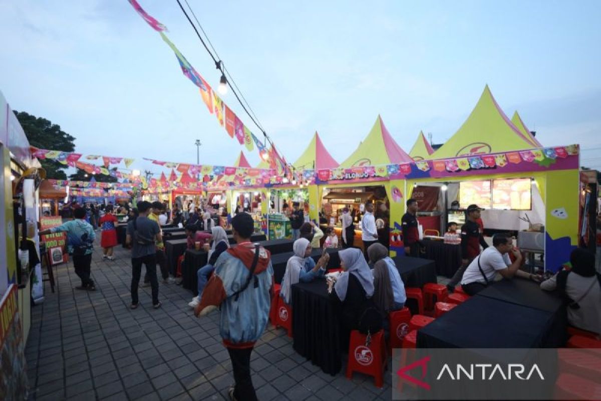 Ribuan warga Solo Raya padati Uleg Bazar Kuliner di Mangkunegaran