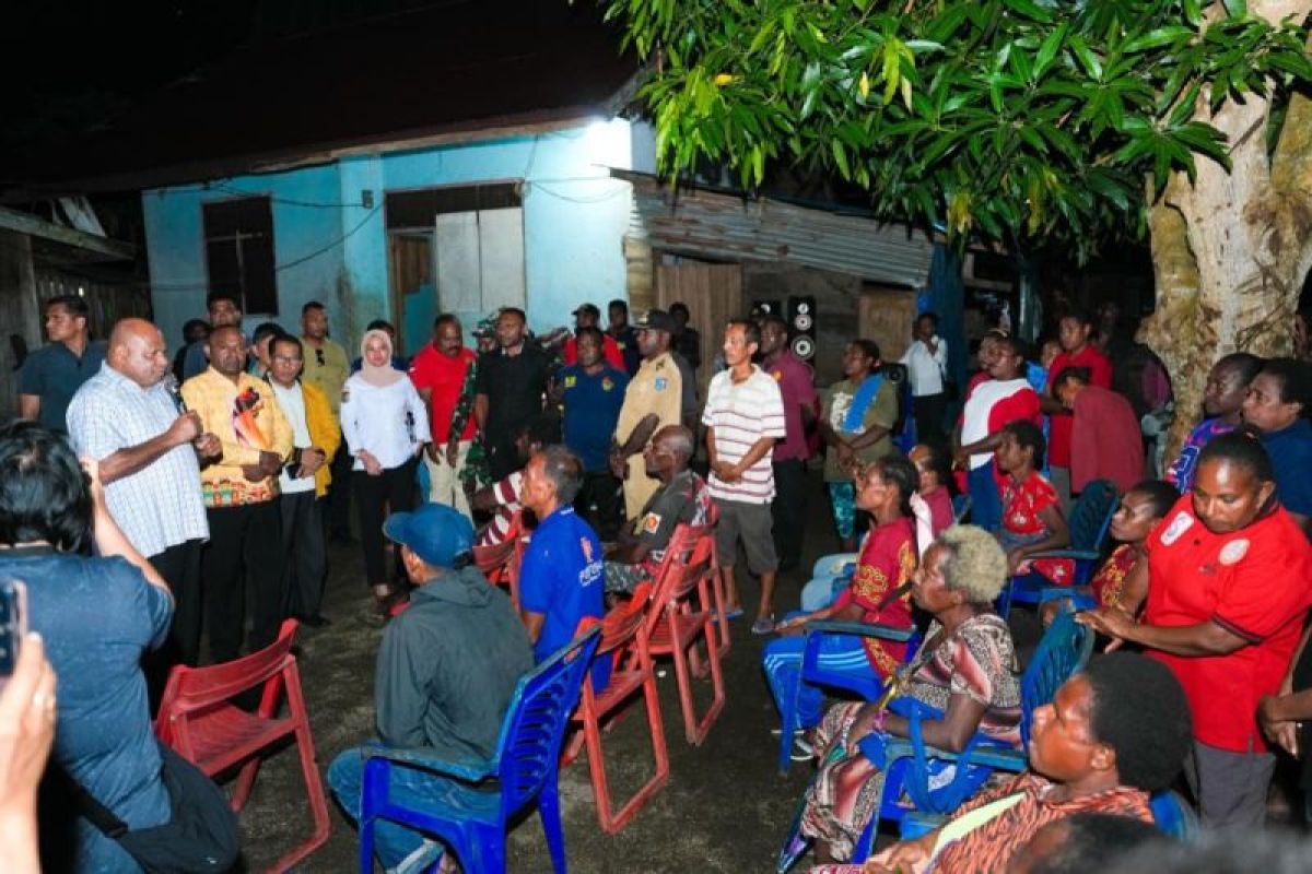 Pemprov Papua serahkan 3.000 bibit kelapa bagi masyarakat Sarmi