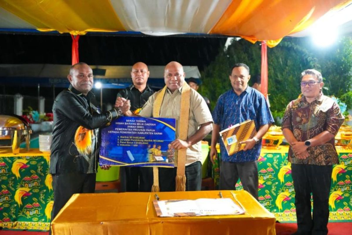 Gubernur Papua hibahkan 36 unit starlink untuk warga di Sarmi