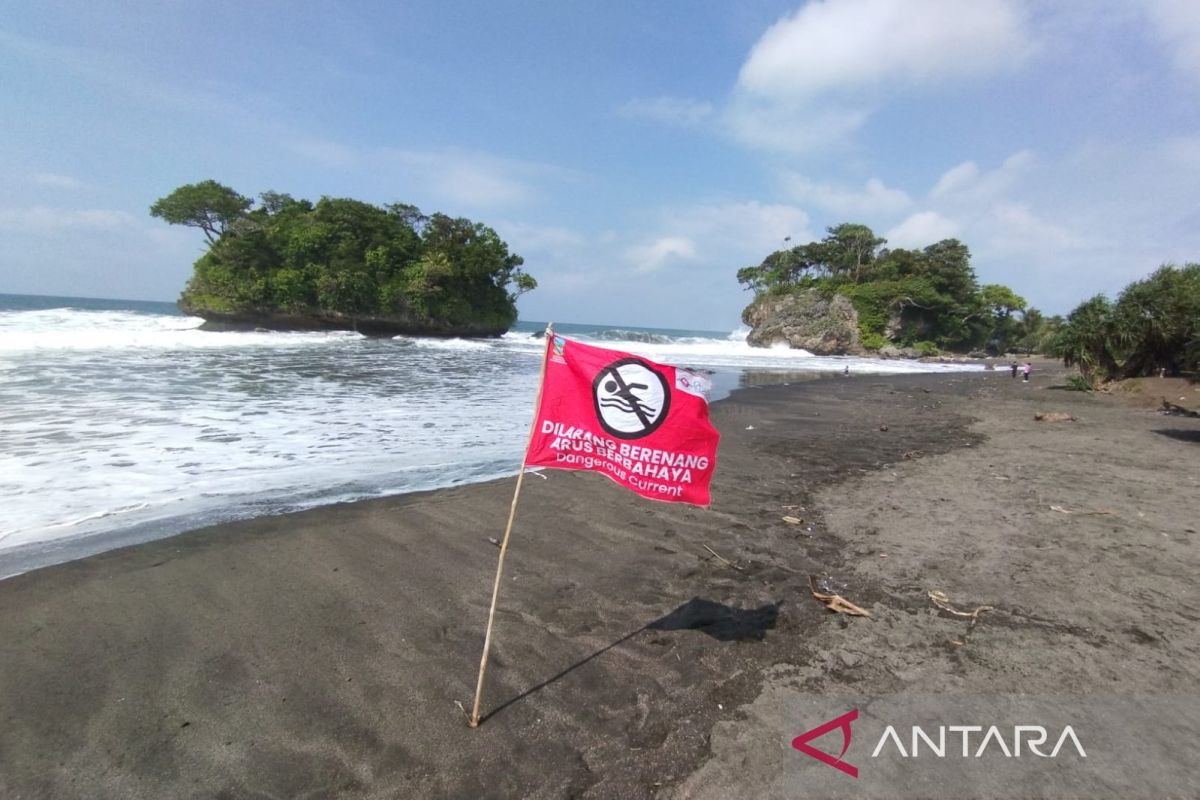 Wisatawan tewas setelah digulung ombak di Pantai Madasari Pangandaran