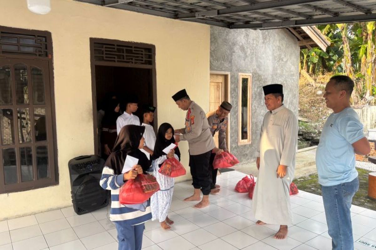 KSKP Bakauheni bagikan sembako dan santunan untuk anak yatim piatu