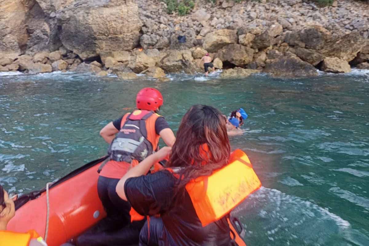 Tim SAR evakuasi delapan korban perahu terbalik di Aceh Besar
