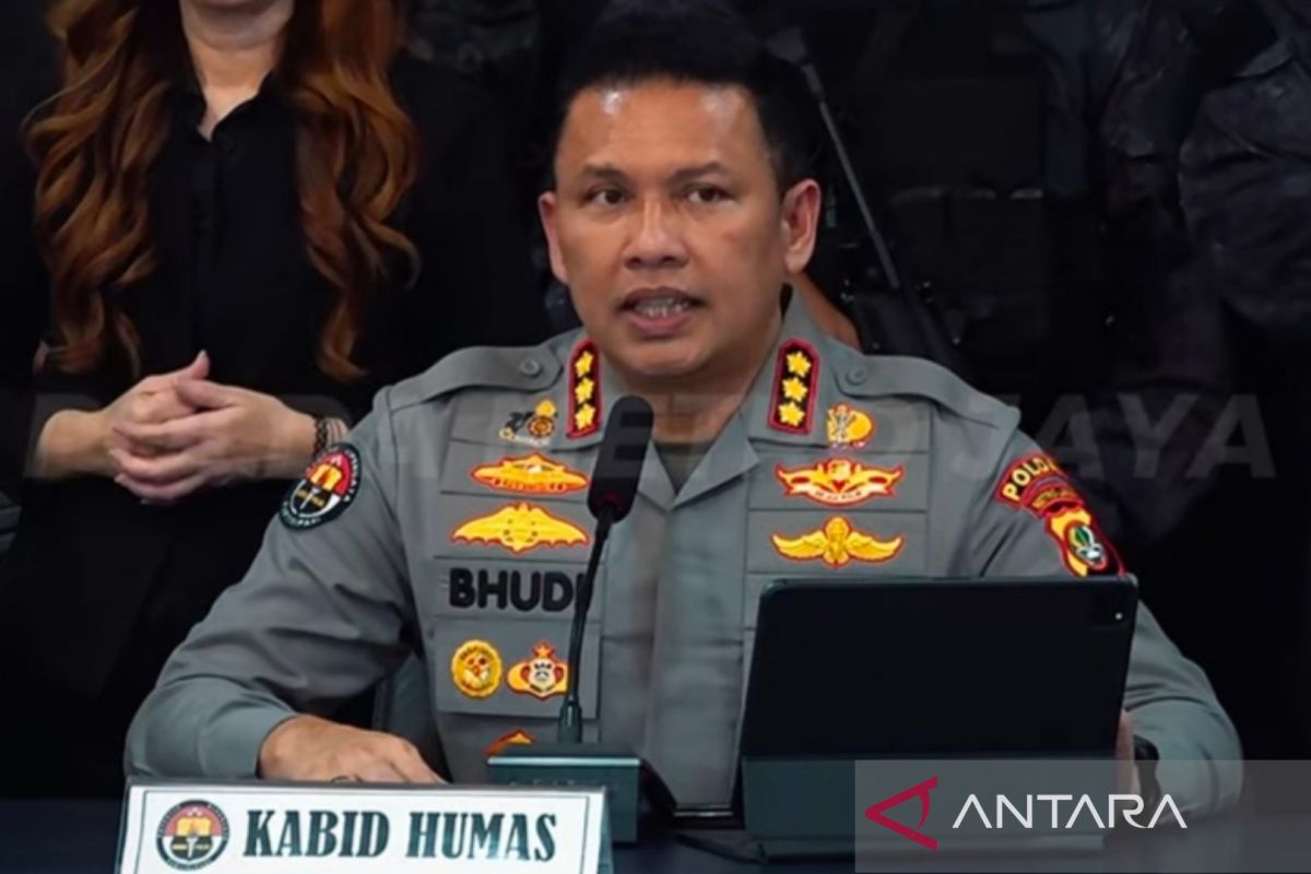 Polisi selidiki pria yang diduga dilempar dari lantai dua di Jakbar