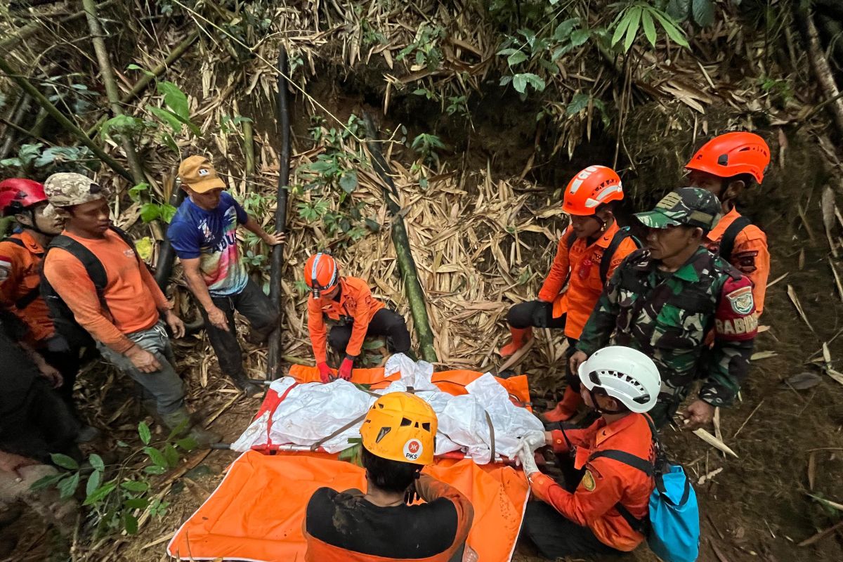 Dua korban tanah longsor di Subang ditemukan tewas