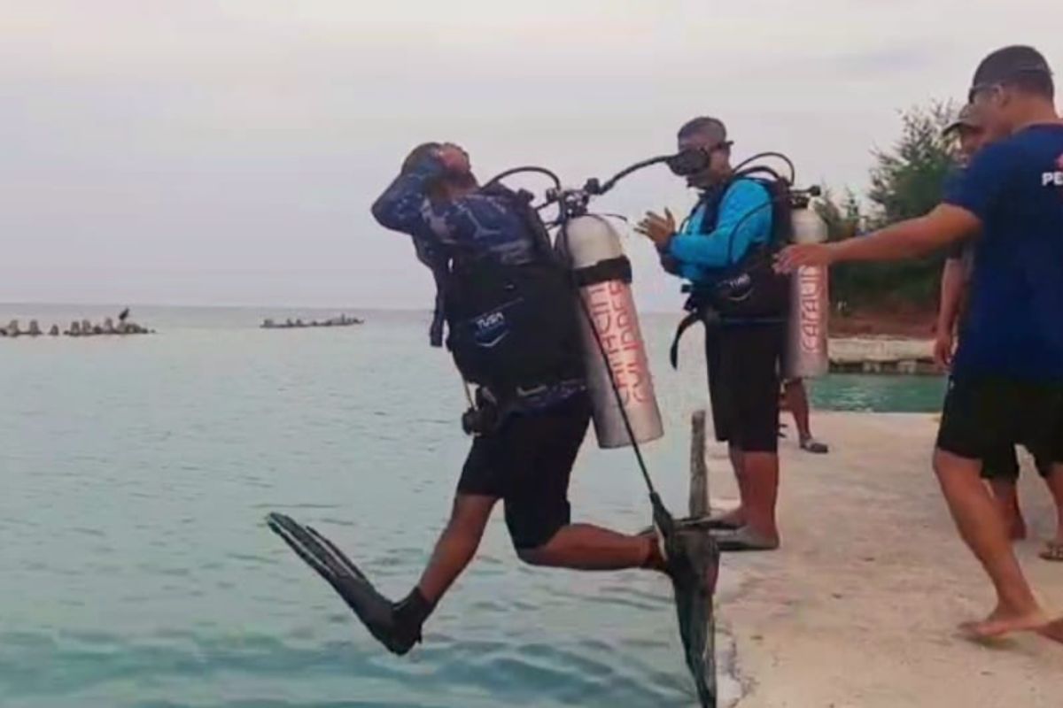 Polisi selamatkan ponsel wisatawan yang jatuh ke laut di Pulau Pari