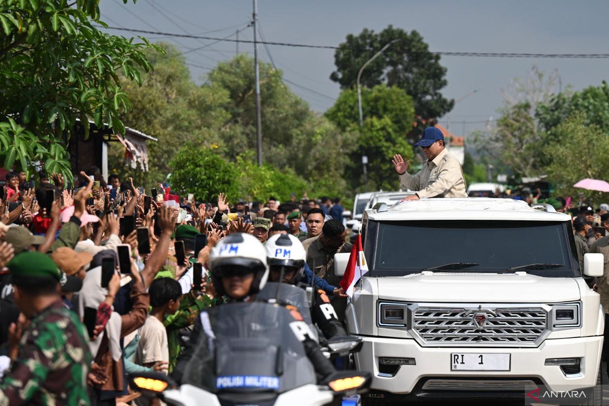 Prabowo minta Pindad desain mobil kepresidenan khusus sapa rakyat