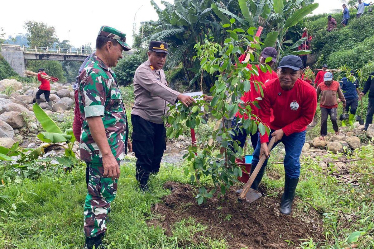 Jelang Bulan Bung Karno, Sumanto gerakkan warga tanam pohon di lereng Gunung Lawu