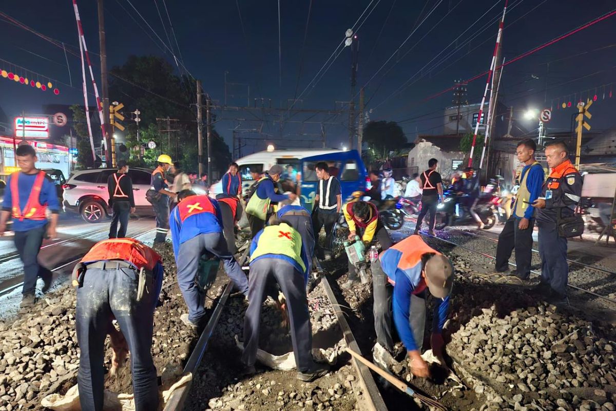 KAI Daop 1 perbaiki rel JPL 14 Bukit Duri, pengguna jalan diminta hindari lokasi