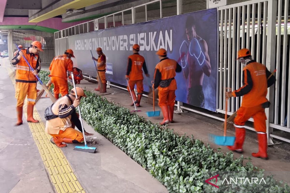 Ratusan petugas gabungan bersihkan kolong flyover Pasar Rebo