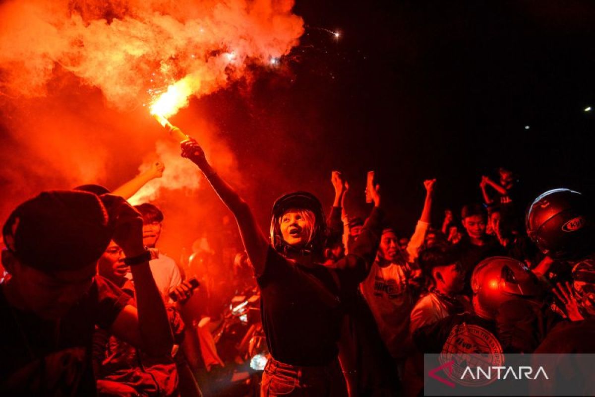 Persib di ambang juara, konvoi flare Bobotoh warnai kemenangan 2-1 atas PSM Makassar di Kota Kembang