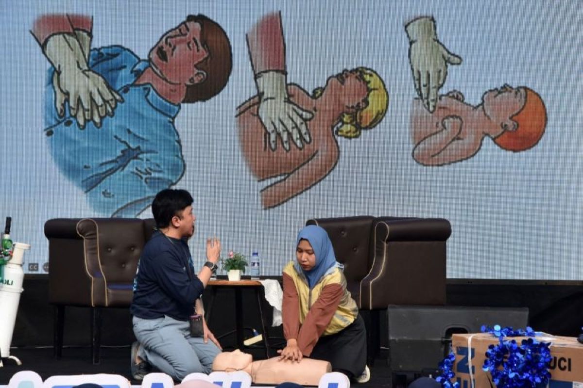 Pemeriksaan kesehatan gratis dan pelatihan bantuan hidup dasar di Milad ke-13 RS UMMI Bogor