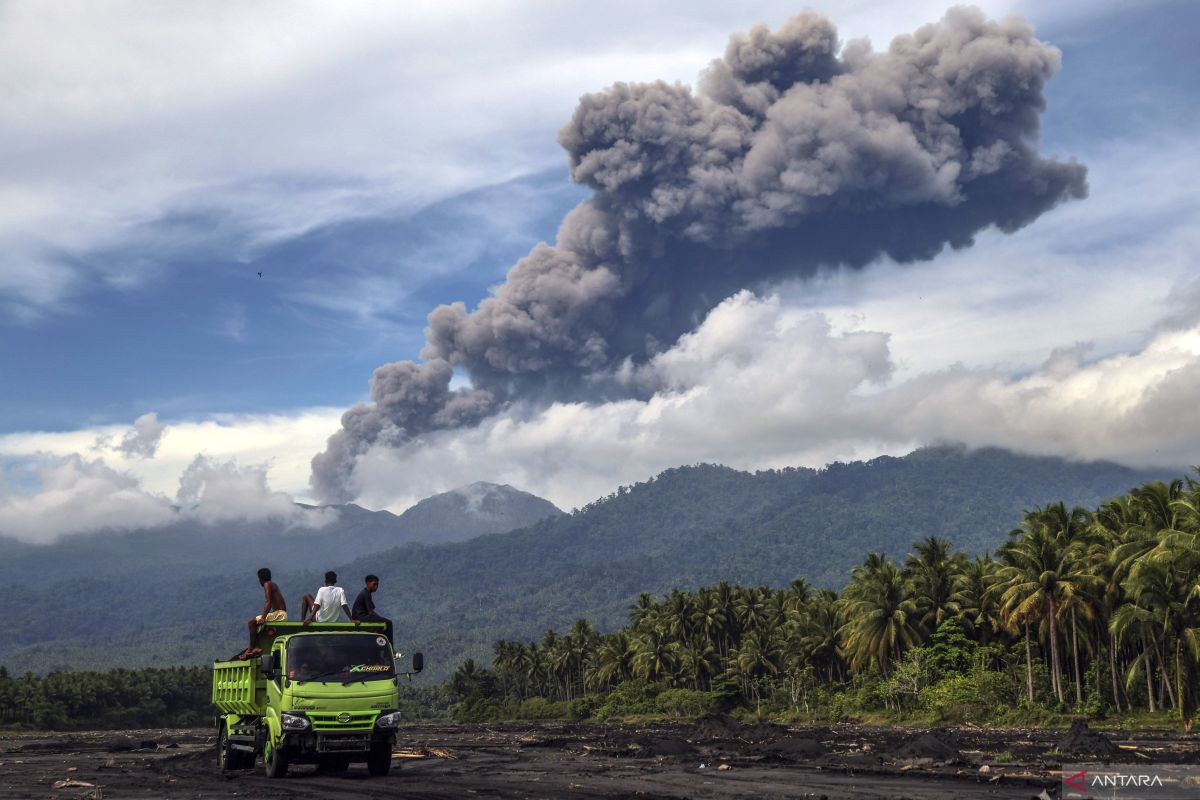Gunung Dukono di Malut erupsi lagi semburkan kolom abu setinggi 600 meter