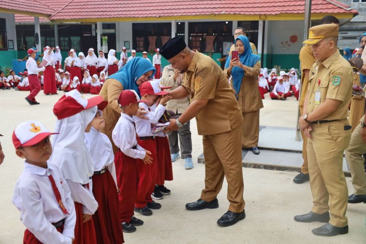 49.360 paket seragam sekolah gratis untuk SD dan SMP dibagikan Pemkab Siak tahun ini